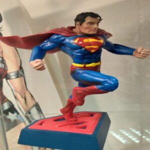 DC Comics Statue Superman Comic Book Edition - Noble Collection - immagine 3