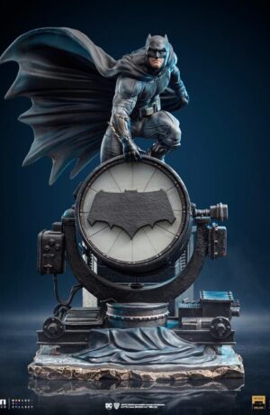 DC Comics Zack Snyder Justice League: Batman on Batsignal 1:10 Statue