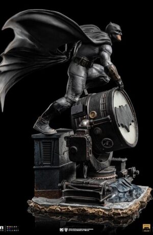 DC Comics Zack Snyder Justice League: Batman on Batsignal 1:10 Statue - immagine 4